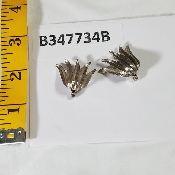 Tulip Absolutely Adorable Clip on Earrings - Picture 3 of 6